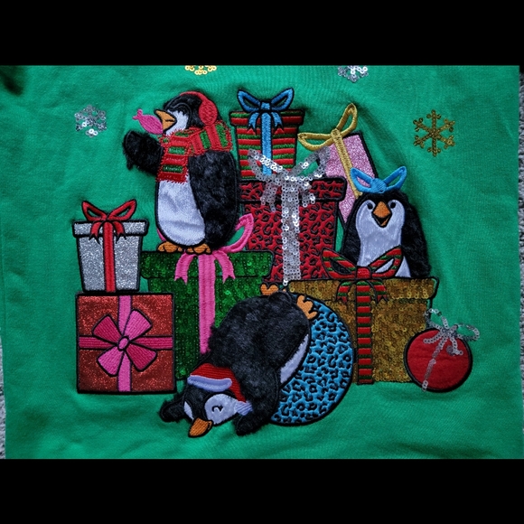NWOT Women's Med 8 Christmas Penguins Presents Embroidered Green Sweatshirt - Picture 2 of 6